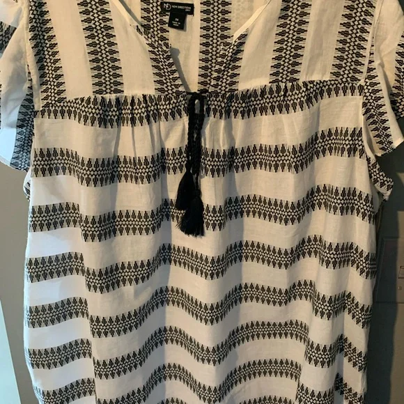 Black and White Patterned Women's Top - Picture 4 of 5